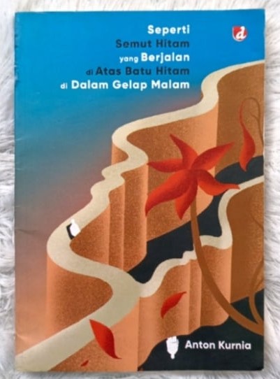 Seperti Semut Hitam yang Berjalan di Atas Batu Hitam di Dalam Gelap Malam